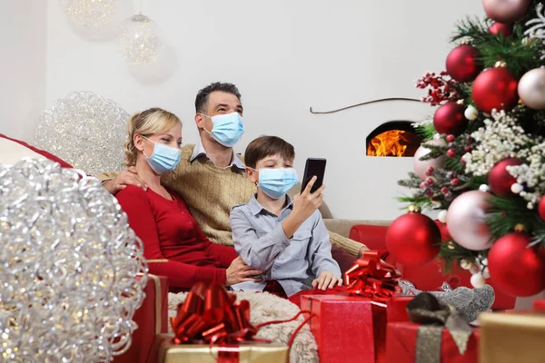 크리스마스 가족들은 수술용 마스크를 코로나 바이러스때문에 있도록 강요받고 — 스톡 사진