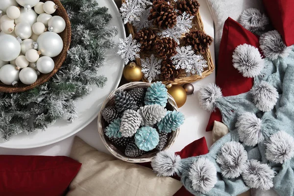 Top View Christmas Decorations Centerpiece Garland Balls Basket Colorful Pine — Stock Photo, Image