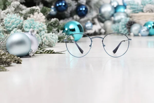 Okulary Świąteczne Niebieskie Okulary Odizolowane Białym Stole Kulkami Dekoracjami Przydatne — Zdjęcie stockowe