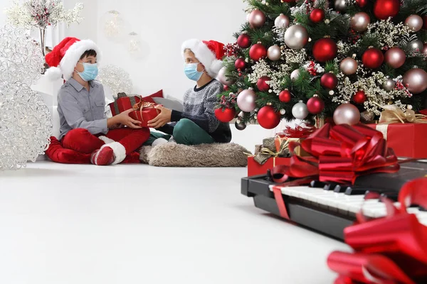 Merry Christmas Coronavirus Holidays Children Surgical Masks Exchange Gift Packages — Stock Photo, Image