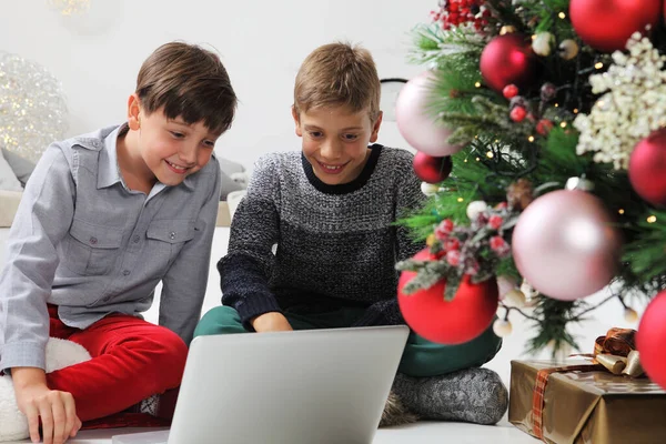 Wesołych Świąt Bożego Narodzenia Świąt Koronawirusów Dzieci Patrzeć Komputer Pobliżu — Zdjęcie stockowe