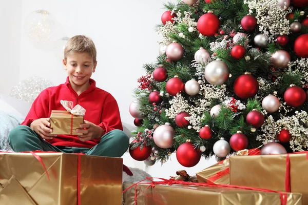Wesołych Świąt Wesołych Świąt Dziecko Trzyma Rękach Zapakowany Pakiet Prezentów — Zdjęcie stockowe