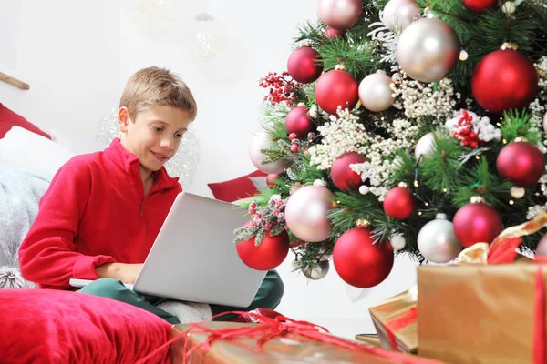 Wesołych Świąt Szczęśliwych Wakacji Dziecko Pobyt Domu Komputerem Pobliżu Podświetlanego — Zdjęcie stockowe