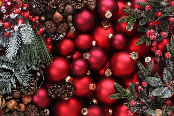 Boldog Karácsonyt Háttér Felső Nézet Halom Színes Üveggolyó Piros Fagyöngy — Stock Fotó