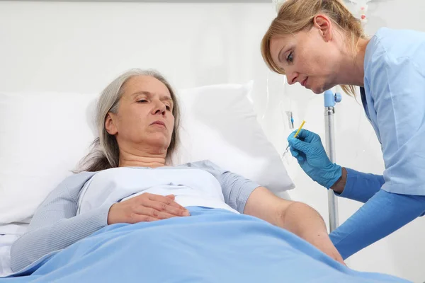 Sjuksköterska Med Sprutan Injicerar Vaccinet Till Den Äldre Kvinnan Patient — Stockfoto