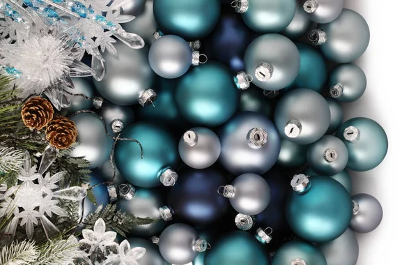 メリークリスマス背景青いボール雪の結晶と松のコーンで構成されたトップビューグリーティングギフトカードのテンプレートとして有用な白い背景に隔離された — ストック写真