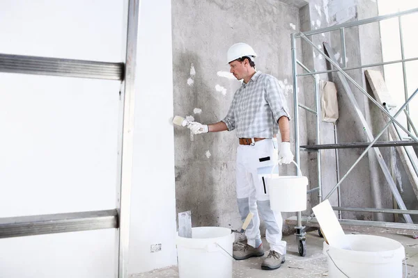 Stukadoor Man Werk Houdt Een Emmer Gebruik Borstel Nat Muur — Stockfoto