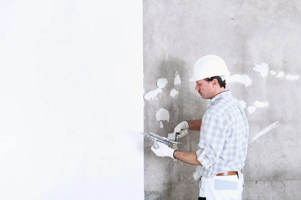 建筑工地内墙上的大肠贴斑工头戴安全帽和防护手套 隔离并复制白墙上的空间 — 图库照片