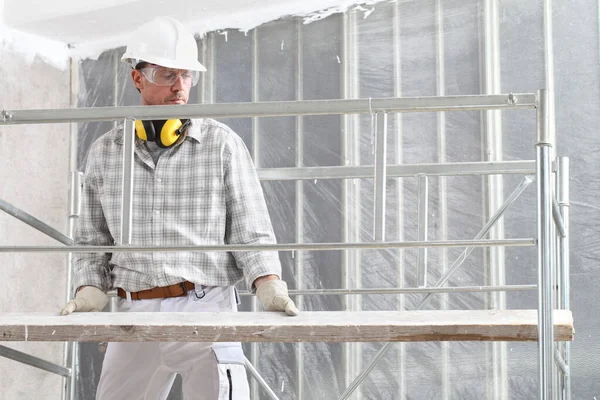 Trabalho Homem Trabalhador Construção Profissional Com Andaimes Chapéu Duro Segurança — Fotografia de Stock