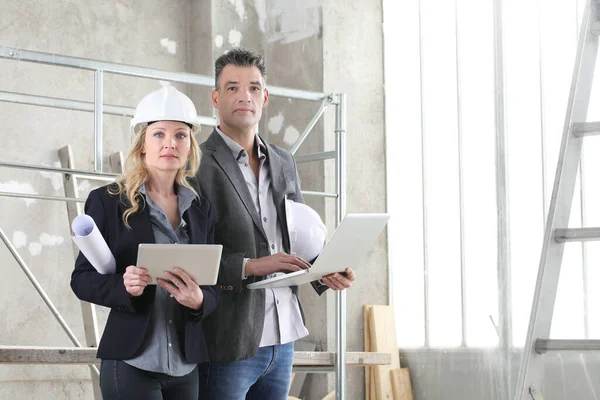 Hombre Mujer Arquitectos Ingenieros Con Computadora Trabajan Juntos Interior Obra — Foto de Stock