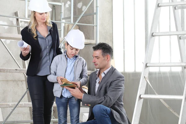 Par Arquitectos Ingenieros Construcción Junto Con Hijo Eligen Las Muestras — Foto de Stock