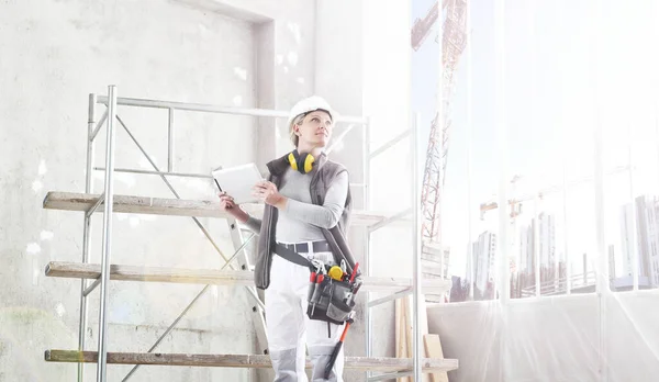 Mujer Trabajador Constructor Trabajo Con Tableta Digital Uso Casco Auriculares — Foto de Stock
