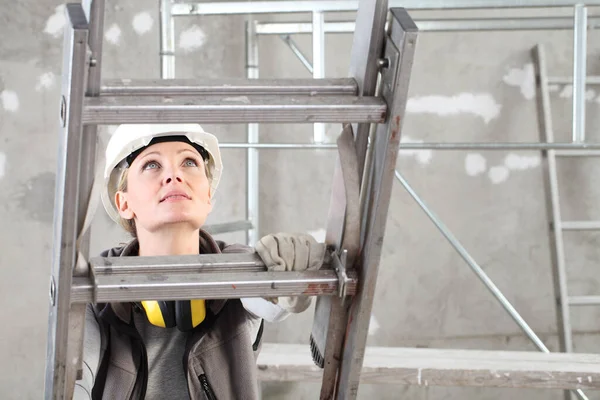 Mujer Constructor Trabajador Construcción Escalera Con Casco Blanco Audífonos Protección — Foto de Stock