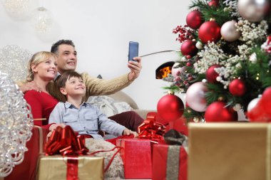 Mutlu Noeller, mutlu aile Coronavirüs yüzünden evde yalnız kalıyor, cep telefonuyla uzaktan iletişim kuruyor, noel kilitlenmesi konsepti