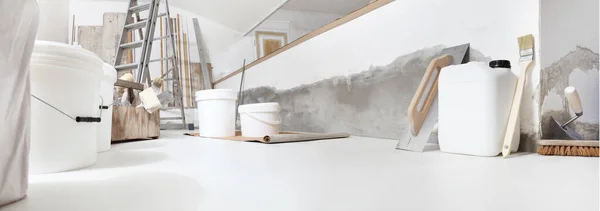 室内拍摄角度低的建筑或建筑工地的家居翻新工具 白色地面上的油漆桶和底漆球衣可以 — 图库照片