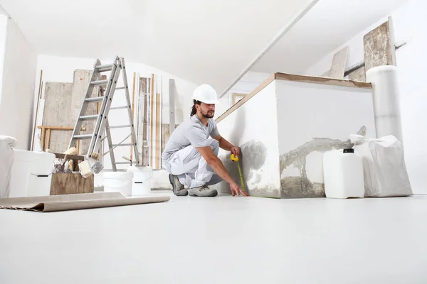 Trabajador Construcción Yesero Hombre Medición Pared Con Cinta Métrica Sitio — Foto de Stock