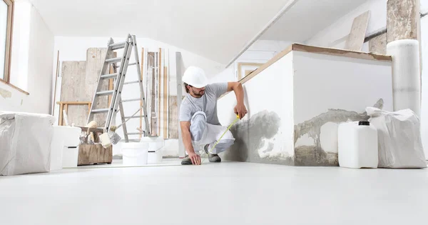 Trabalhador Construção Gesso Homem Parede Medição Com Fita Métrica Canteiro — Fotografia de Stock