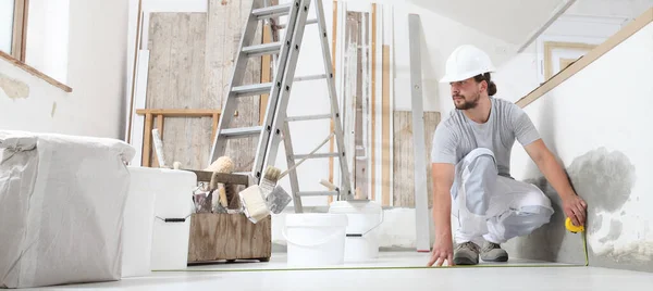 Trabajador Construcción Yesero Hombre Medición Pared Con Cinta Métrica Sitio — Foto de Stock