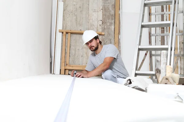 Bauarbeiter Gipser Mann Messwand Mit Maßband Auf Baustelle Der Haussanierung — Stockfoto