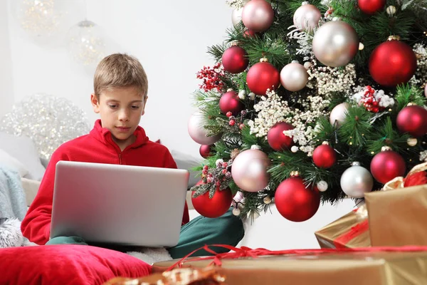 Wesołych Świąt Szczęśliwych Wakacji Dziecko Pobyt Domu Komputerem Pobliżu Podświetlanego — Zdjęcie stockowe