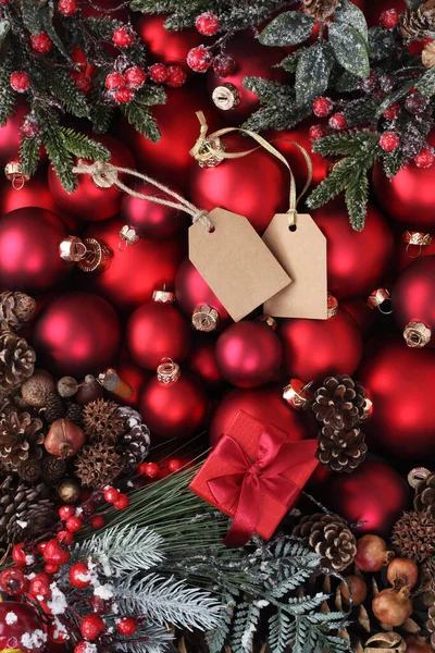 Boldog Karácsonyt Háttér Felső Nézet Kompozíció Piros Golyók Fagyöngy Fenyőtoboz — Stock Fotó