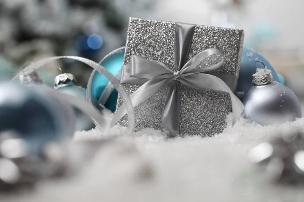 Veselé Vánoce Pozadí Stříbrný Dárek Dárková Krabice Lukem Stuhou Vedle — Stock fotografie