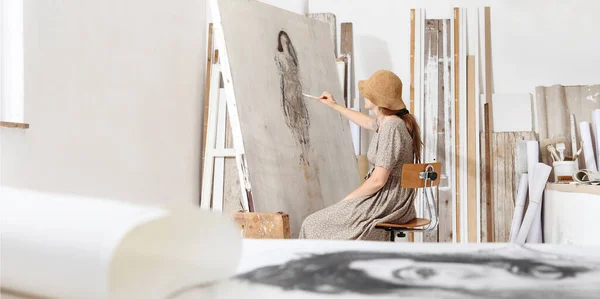 Foto Interior Una Joven Artista Sentada Frente Lienzo Pintando Estudio —  Fotos de Stock