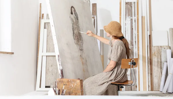 Foto Interior Una Joven Artista Sentada Frente Lienzo Pintando Estudio —  Fotos de Stock