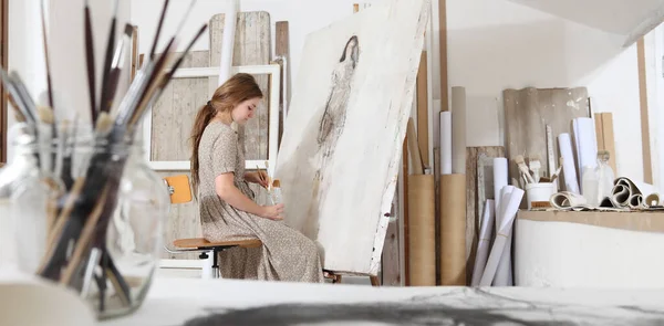 Foto Interior Una Joven Artista Sentada Frente Lienzo Pintando Estudio —  Fotos de Stock