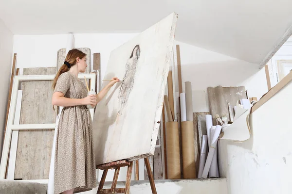 Vista Bajo Ángulo Del Plano Interior Joven Artista Femenina Pie —  Fotos de Stock