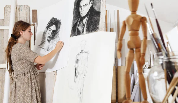 Plan Intérieur Jeune Artiste Féminine Debout Devant Quelques Croquis Dessiner — Photo