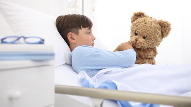 Kind Krankenhaus Liegt Allein Bett Spiel Mit Teddybär Umarmt Ihn — Stockvideo