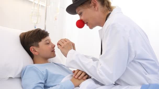 Doktor Pediatriker Clown Med Röd Näsa Och Glad Barn Patient — Stockvideo