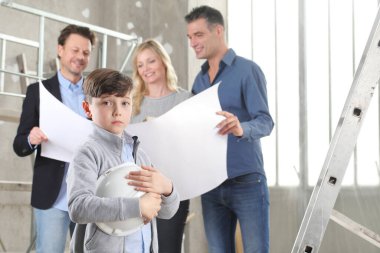 Mimar endişeli ve düşünceli bir çocuğu olan bir aileye ev tasarımı planları gösteriyor. Ev inşaatı hedef kavramı. Ev görünümü, iç dekorasyon ve ev dekorasyonu hakkında konuşmak için iç inşaat sahasında toplantı.