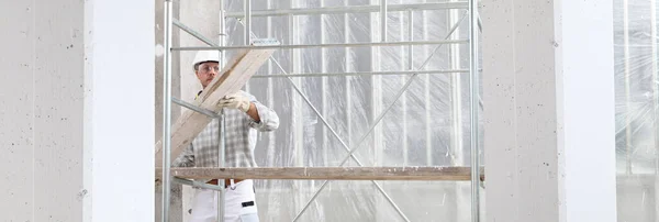 Homem Trabalho Trabalhador Construção Profissional Segurança Andaimes Chapéu Duro Fones — Fotografia de Stock