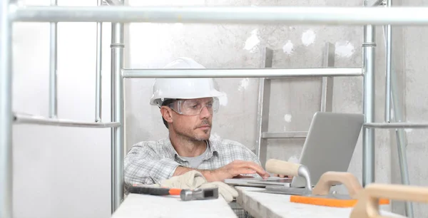 Trabalho Homem Trabalhador Construção Profissional Com Computador Ferramentas Reboco Andaimes — Fotografia de Stock
