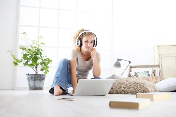 Jovem Sentada Sala Estar Estudando Com Fones Ouvido Computador Fique — Fotografia de Stock