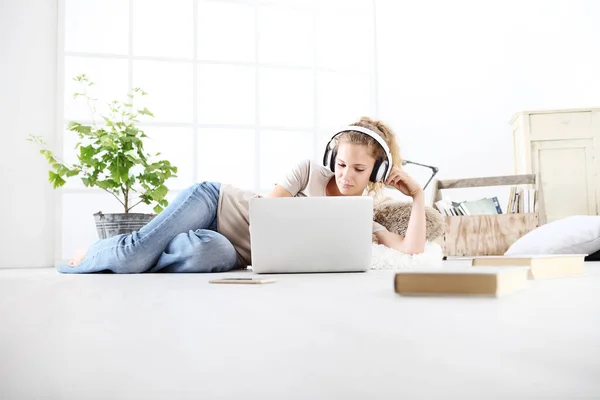 Jovem Sentada Sala Estar Estudando Com Fones Ouvido Computador Fique — Fotografia de Stock