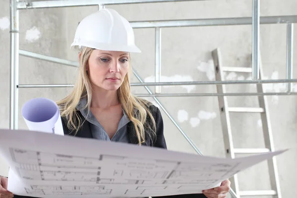 Architektin Oder Bauingenieurin Lesen Blaupause Trägt Helm Einer Baustelle Mit — Stockfoto