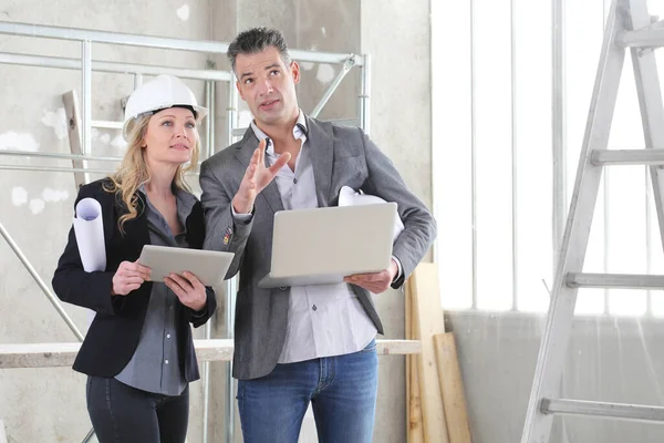 Hombre Mujer Arquitectos Ingenieros Con Computadora Trabajan Juntos Interior Obra — Foto de Stock