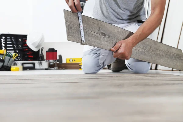 Trabajador Manos Instalación Madera Laminada Piso Vinilo Toma Medida Con — Foto de Stock