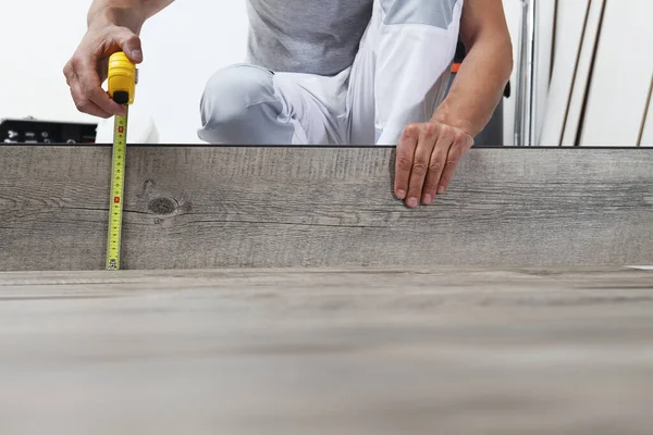 Worker Hands Installing Timber Laminate Vinyl Floor Takes Measurement Tape — Stockfoto