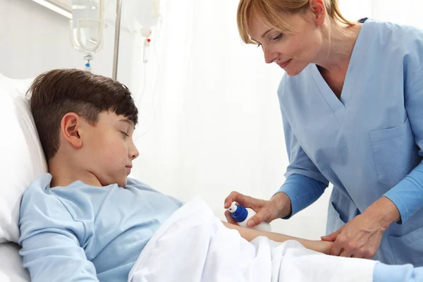 Sjuksköterska Medicinera Sjukt Barn Som Ligger Sängen Sjukhusrummet — Stockfoto