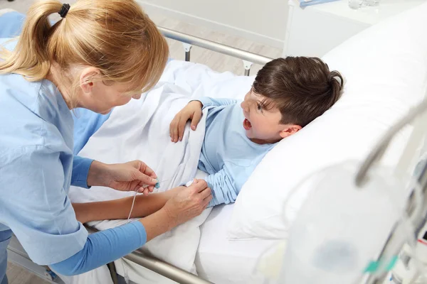 Vue Vers Haut Infirmière Médicamentant Enfant Malade Couché Dans Lit — Photo