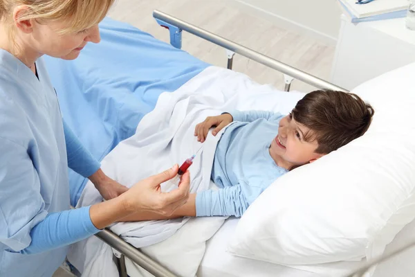 Enfermera Hace Análisis Sangre Niño Enfermo Cama Habitación Del Hospital — Foto de Stock