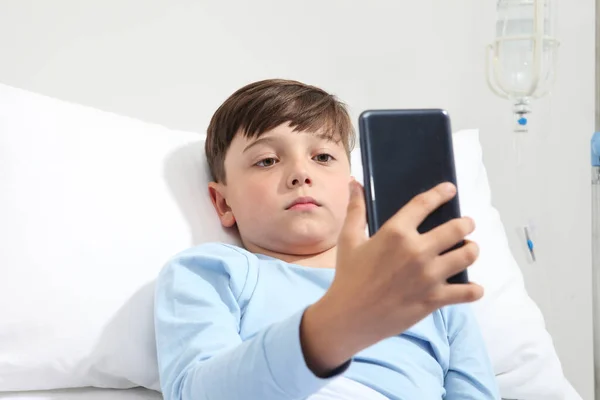 Portrait Enfant Couché Seul Dans Son Lit Dans Une Chambre — Photo