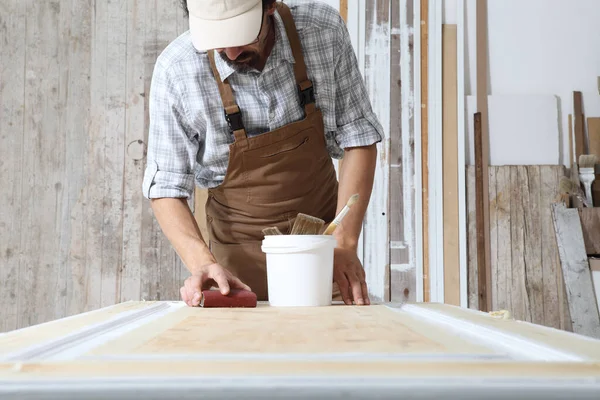 Carpinteiro Masculino Trabalhando Madeira Oficina Carpintaria Lixando Com Lixa Vestindo — Fotografia de Stock