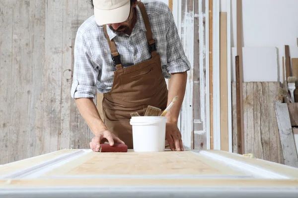 Menuisier Homme Travaillant Bois Dans Atelier Menuiserie Ponçage Avec Papier — Photo