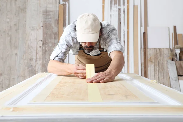 Carpinteiro Masculino Trabalhando Madeira Oficina Carpintaria Colocando Fita Adesiva Papel — Fotografia de Stock