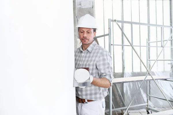 Gesso Homem Trabalho Com Espátula Rebocando Parede Interior Local Construção — Fotografia de Stock